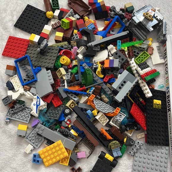 Legos with building book - Picture 2 of 11